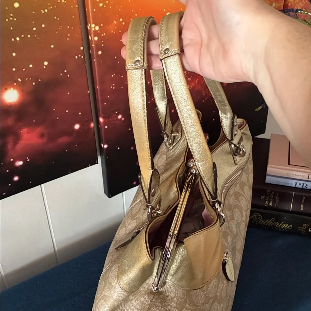 Large Coach Signature Tote w/Kisslock - Picture 10 of 12